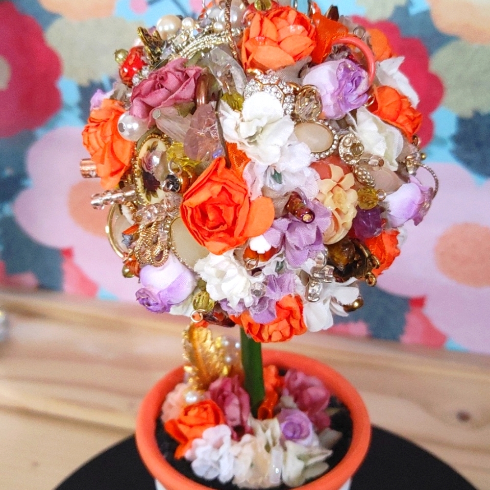 Vintage jewelry topiary made by @cindyshouse